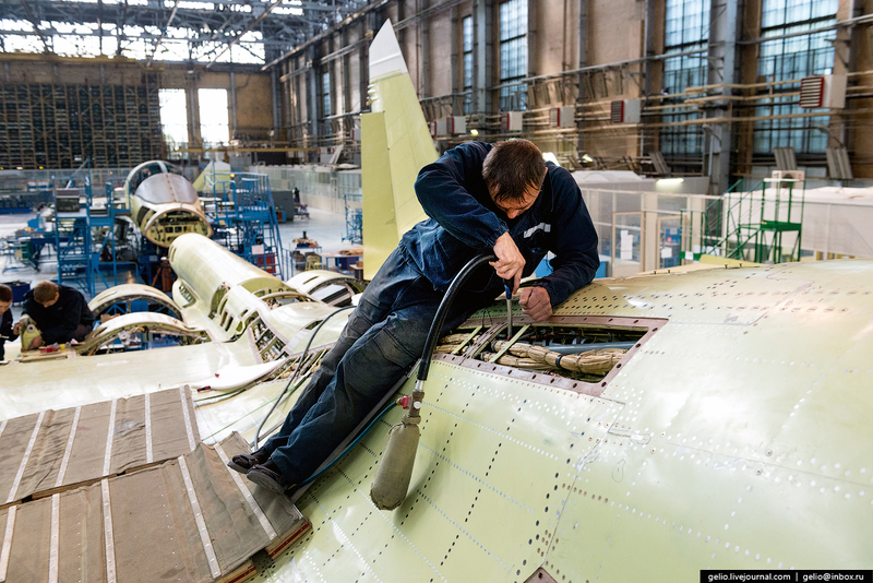Illustration for article titled These Riveting Photos Show How Russia's Su-34 Fullback Fighter-Bombers Get Built